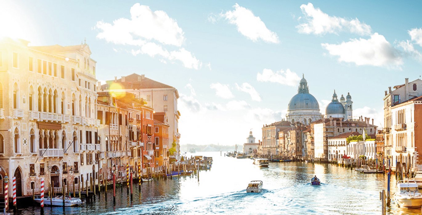 Blick von Accademia Brücke am Canal Grande in Venedig
