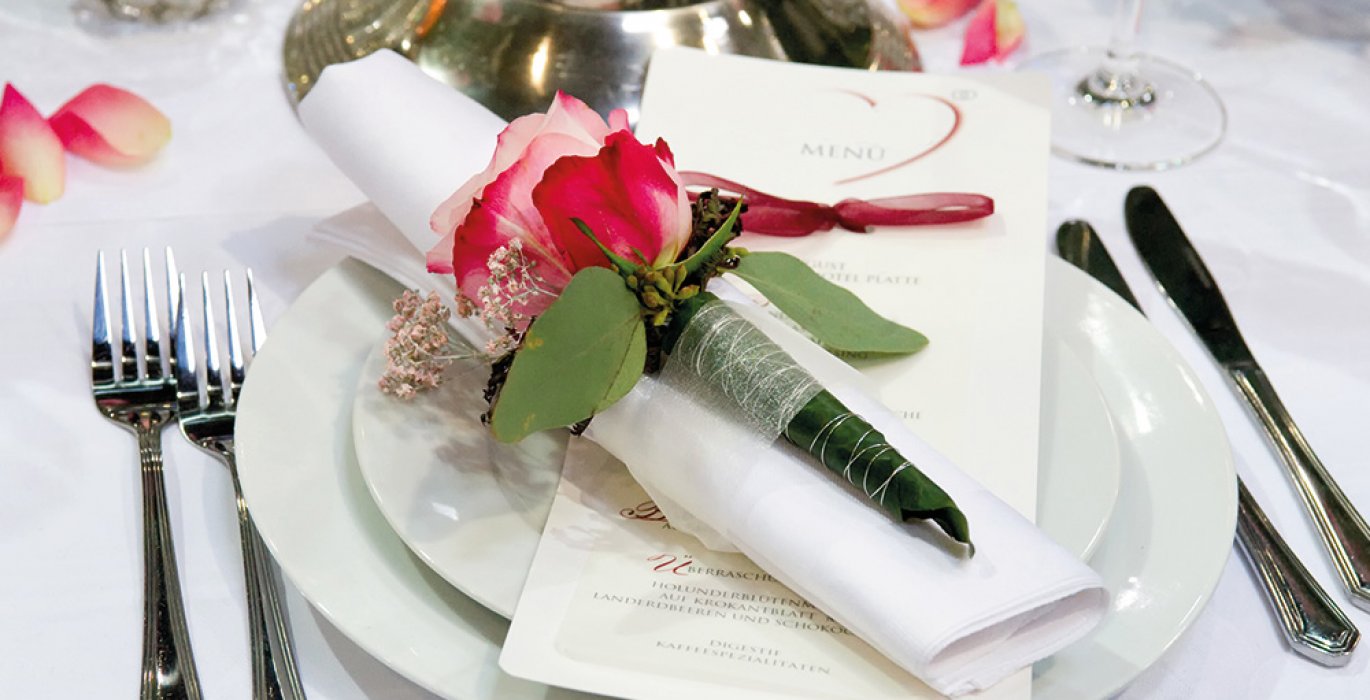 Schön gedeckter Tisch mit Rosen
