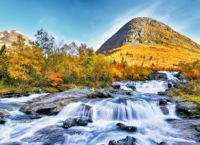 Norwegen, Wasserfall im Herbst
