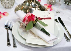 Schön gedeckter Tisch mit Rosen
