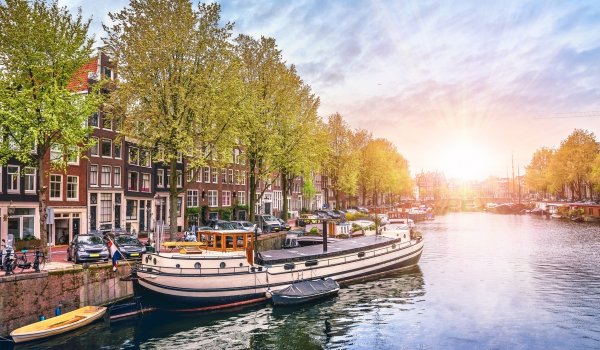 Gracht mit Booten in Amsterdam